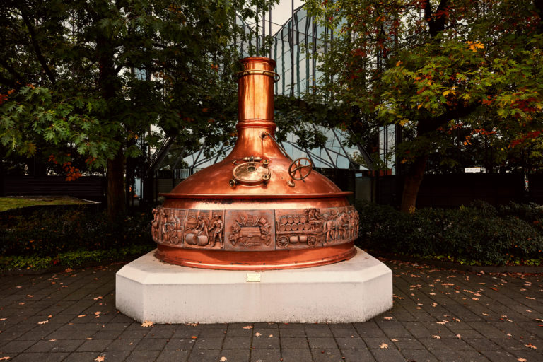 Bronzefarbener Braukessel von Warsteiner mit Verzierungen