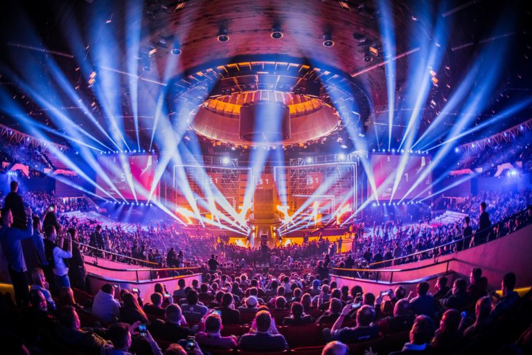 Licht- und Feuershow auf einem eSport event in Katowice