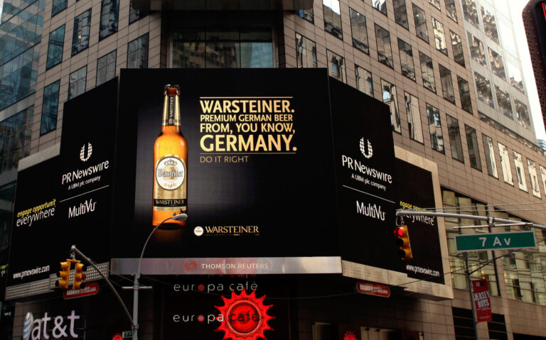 Palazzo con pubblicità Warsteiner